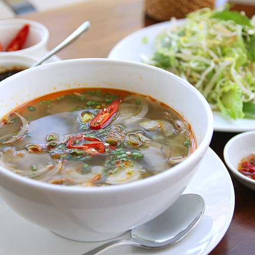 Eine Suppe aus Brühe ist zu sehen, in der sich Fadennudeln befinden können.