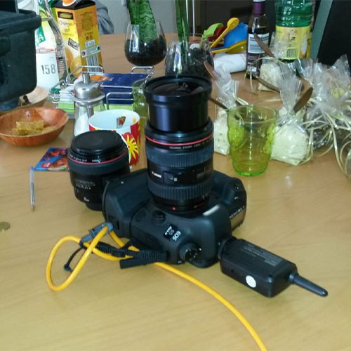 Eine professionelle Foto-Kamera liegt am Shooting-Tag auf dem Esstisch in der Wohnung der SMA-Patientin.