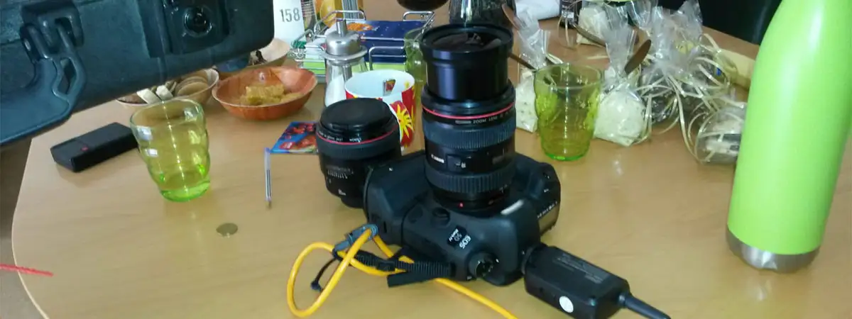 Eine professionelle Foto-Kamera liegt am Shooting-Tag auf dem Esstisch in der Wohnung der SMA-Patientin.