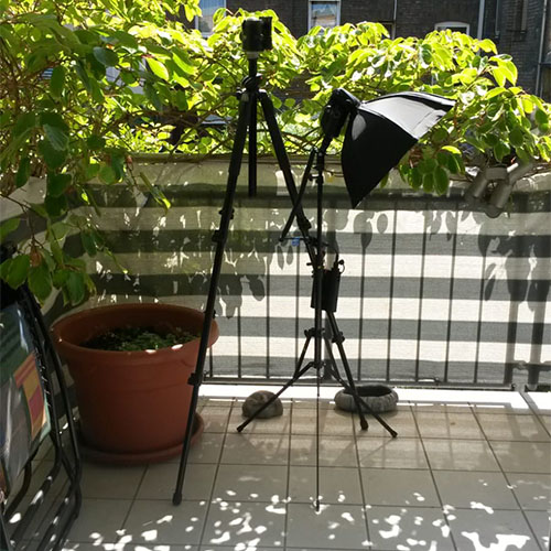 Auf dem Balkon der SMA-Patientin steht das Foto-Equipment für das Heim-Shooting.