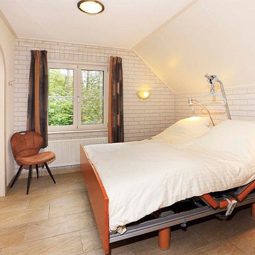 Ein barrierefreies Schlafzimmer in einer holländischen Ferienunterkunft. Das Bett ist behindertengerecht und höhenverstellbar.