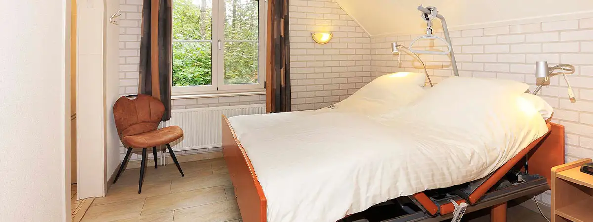 Ein barrierefreies Schlafzimmer in einer holländischen Ferienunterkunft. Das Bett ist behindertengerecht und höhenverstellbar.