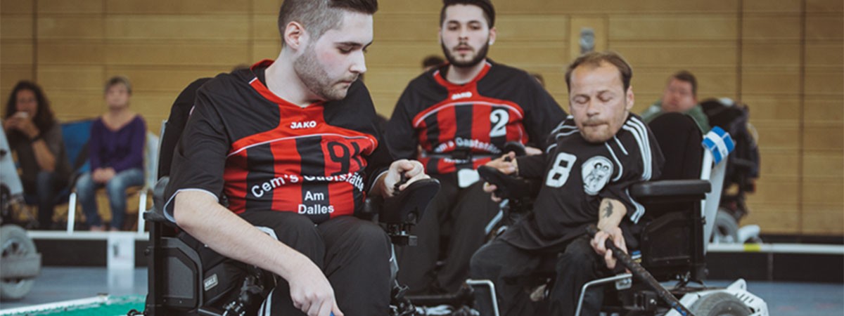 Von SMA-betroffenen Brüder David und Daniel (links) und Spieler Stefan (rechts) beim Powerchair-Hockey.