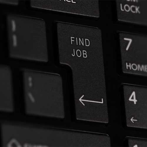 Schwarze Tastatur mit einer Enter-Taste, auf der steht: FIND JOB.