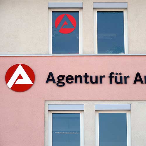 Logo und Schriftzug der Agentur für Arbeit an einem Gebäude.
