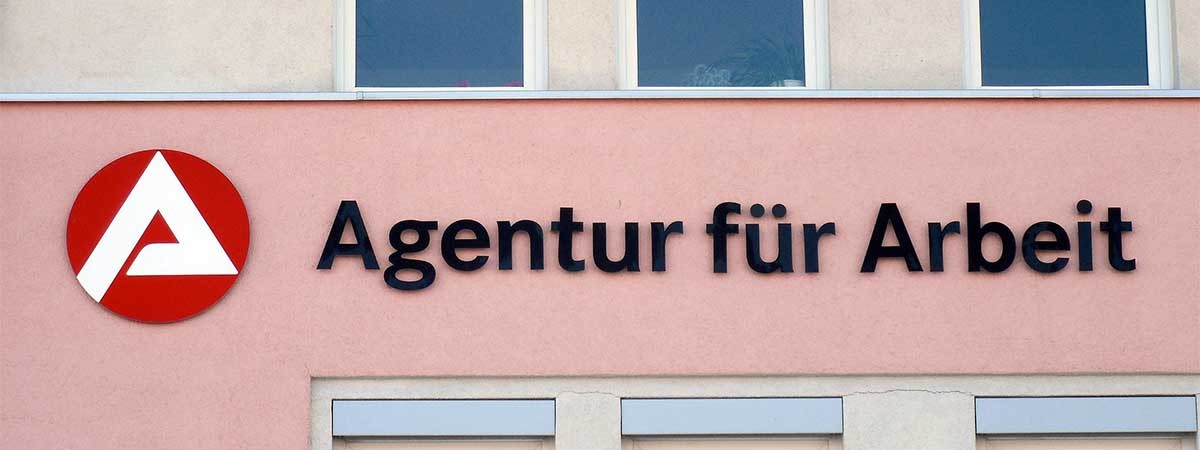 Logo und Schriftzug der Agentur für Arbeit an einem Gebäude.