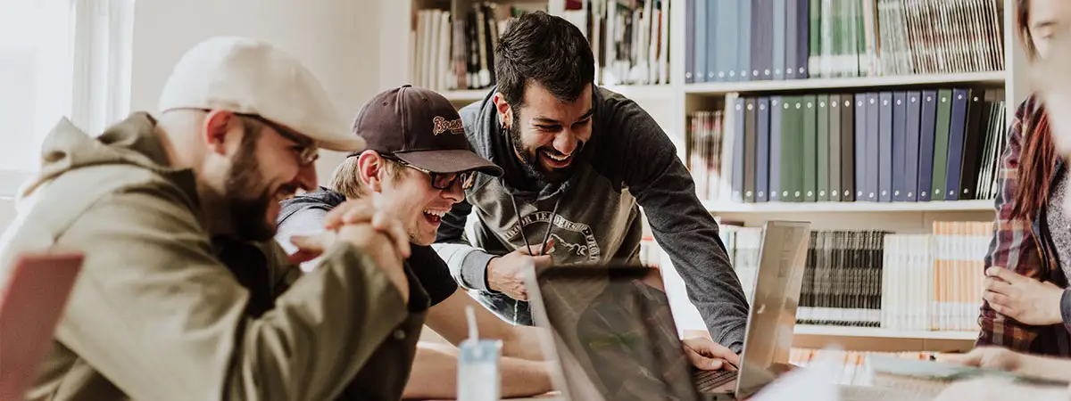 Studierende sitzen in einer Bibliothek und lernen gemeinsam.