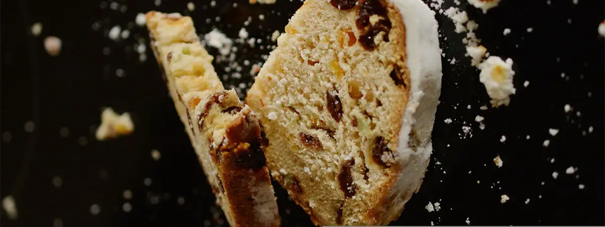 Trockener, krümeliger Kuchen, von dem viele Krümel abbrechen.