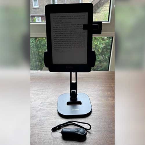 Ein digitales Lesegerät und eine Fernbedienung zum Umblättern zum Lesen auf dem Tablet oder E-Reader