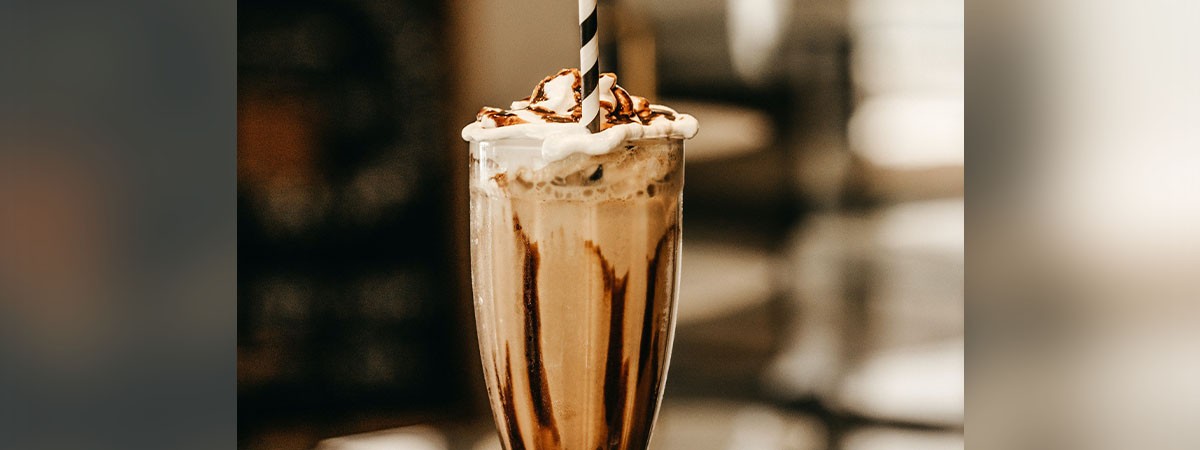 Milkshake oder dickflüssiges Getränk mit Strohhalm.