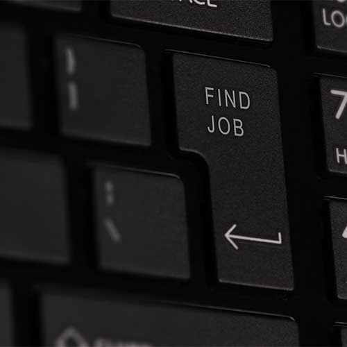 Schwarze Tastatur mit einer Enter-Taste, auf der steht: FIND JOB. 