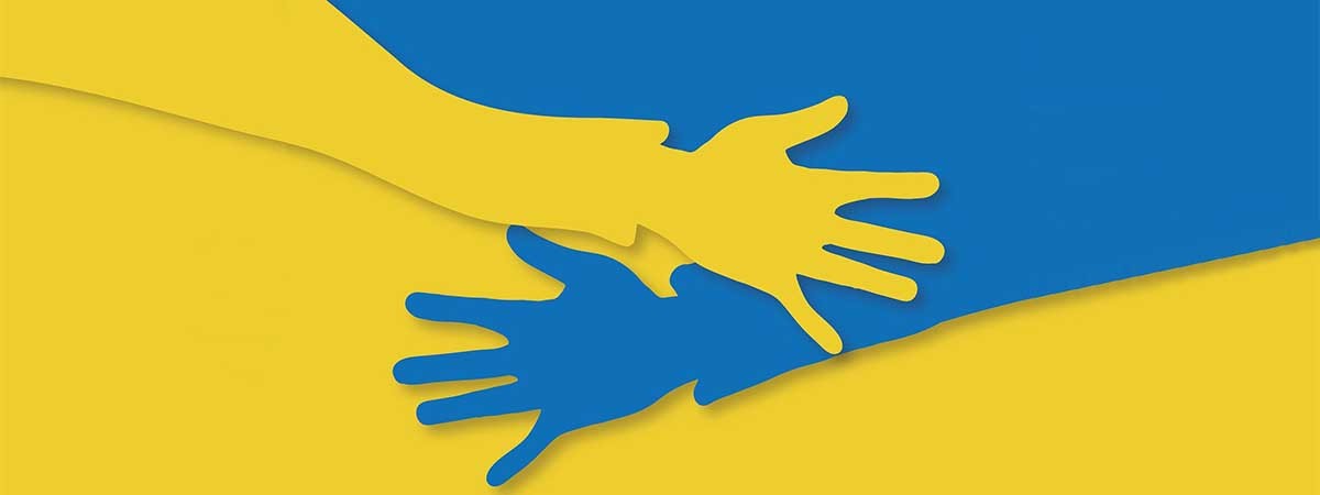 Zwei Hände in den Farben der Ukraine, gelb und blau, werden sich unterstützend gereicht.