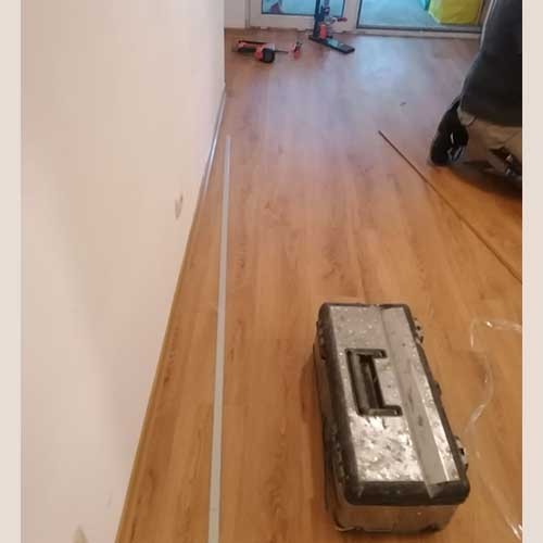 Leere Wohnung mit Renovierungsarbeiten am Bodenbelag