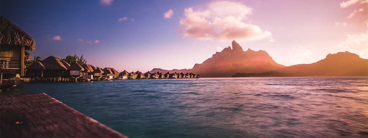 Ein Urlaubsbild mit Blick auf das Meer und Berge im Hintergrund.