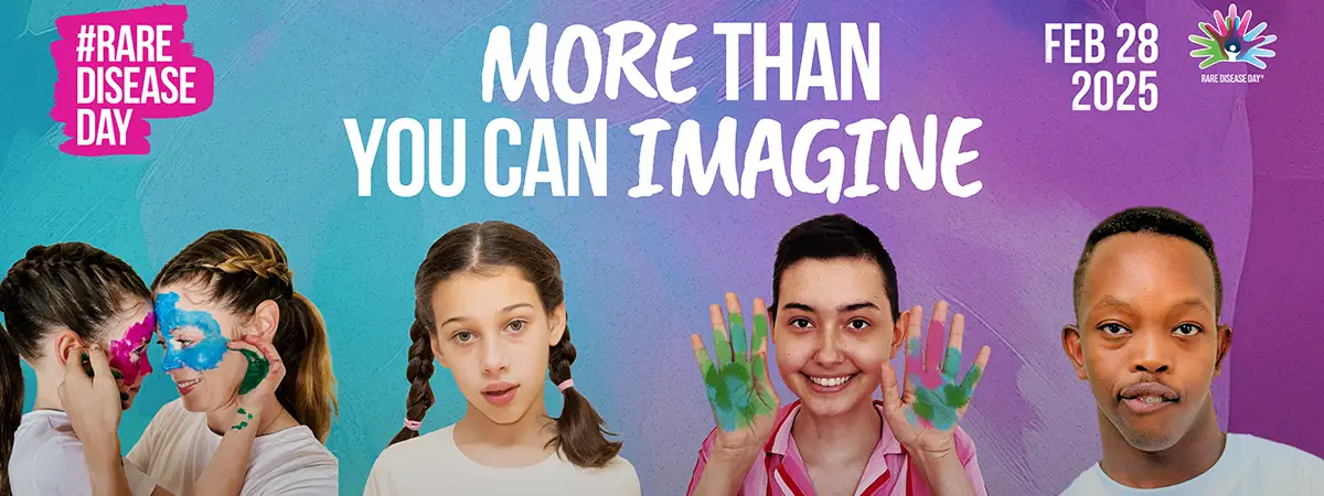 Ein farbenfrohes Poster zum Rare Disease Day 2025 mit dem Slogan „More Than You Can Imagine“, das fünf junge Menschen zeigt – zwei mit bemalten Gesichtern und drei davon blicken direkt nach vorne.