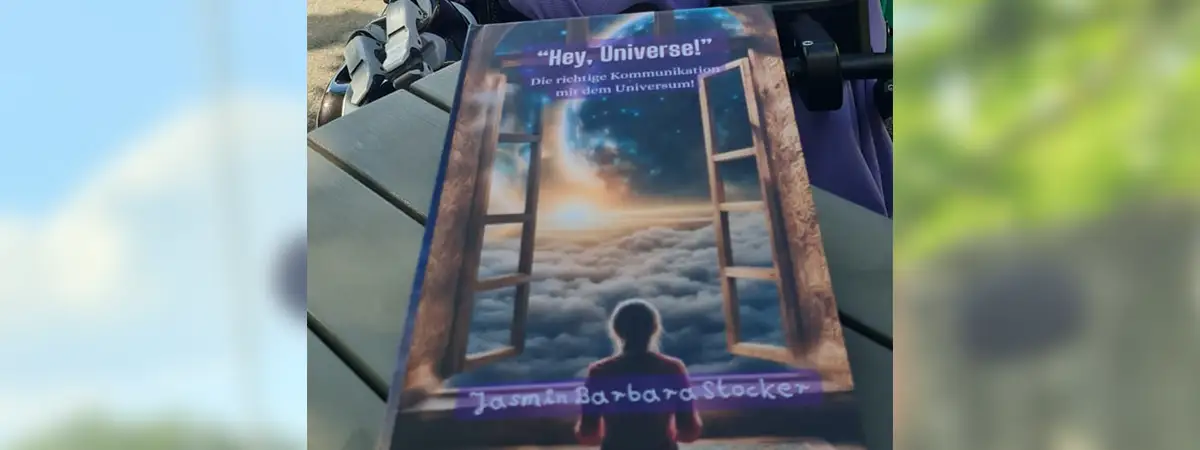 Jasmins selbstgeschriebenes Buch auf einem Tisch. 