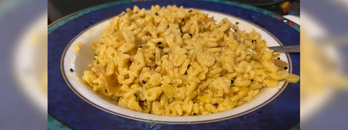 Verschiedene gekochte Gerichte wie Risotto und Auflauf sowie selbstgebackene Brötchen
