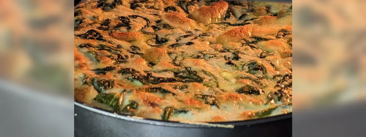 Verschiedene gekochte Gerichte wie Risotto und Auflauf sowie selbstgebackene Brötchen