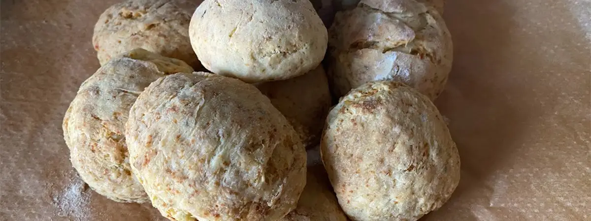 Verschiedene gekochte Gerichte wie Risotto und Auflauf sowie selbstgebackene Brötchen