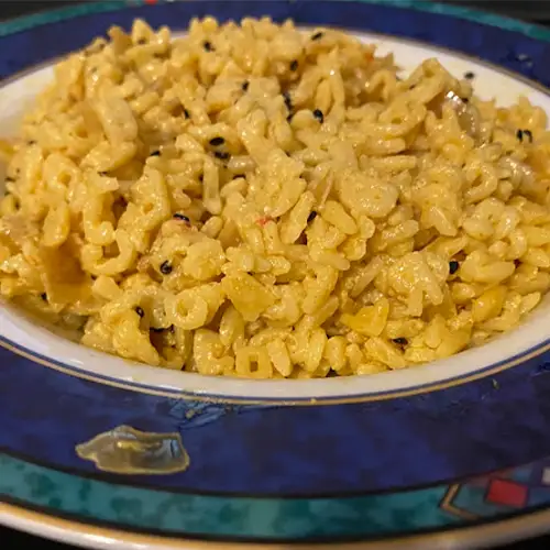 Verschiedene gekochte Gerichte wie Risotto und Auflauf sowie selbstgebackene Brötchen