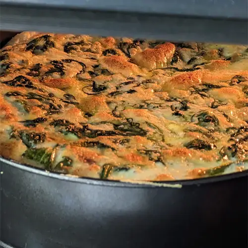 Verschiedene gekochte Gerichte wie Risotto und Auflauf sowie selbstgebackene Brötchen