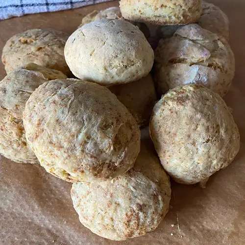 Verschiedene gekochte Gerichte wie Risotto und Auflauf sowie selbstgebackene Brötchen
