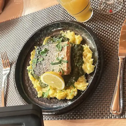 Gedeckter Tisch mit ansprechend angerichtetem Essen und Getränk