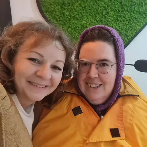 Foto von Jasmin und ihrer Assistenz