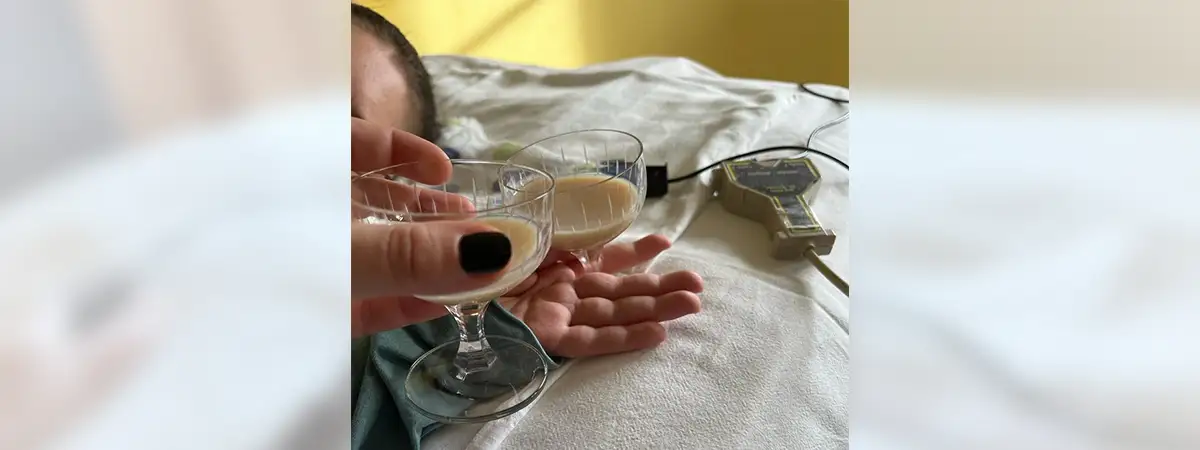 Ein Foto von Rosalie wie sie im Bett liegt und mit einem Glas anstößt.