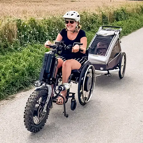 Svenja zieht den Fahrradanhänger, in dem ihre Tochter sitzt, mit dem Zuggerät 