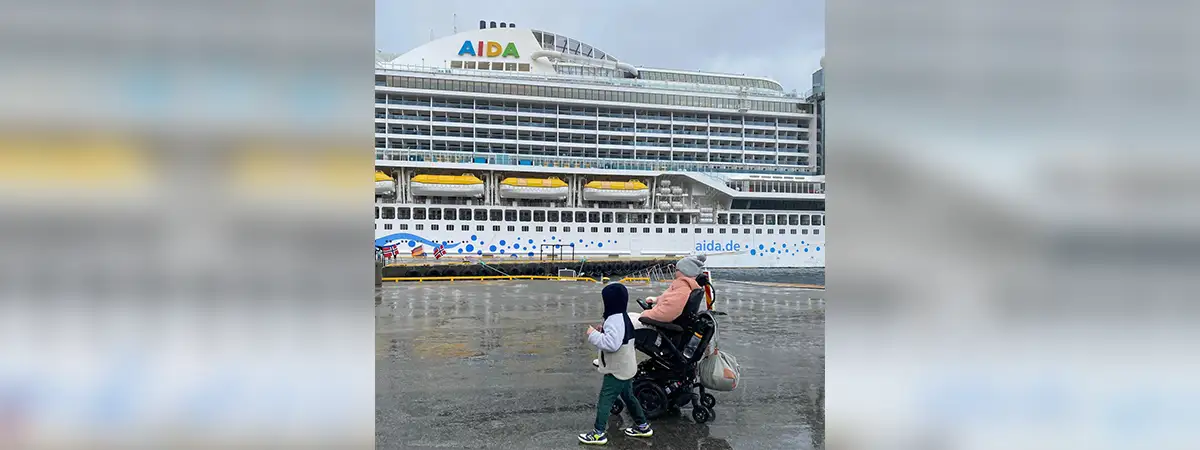 Ein Foto von Alina mit ihrem Sohn auf dem Parkplatz vor dem AIDA-Schiff.