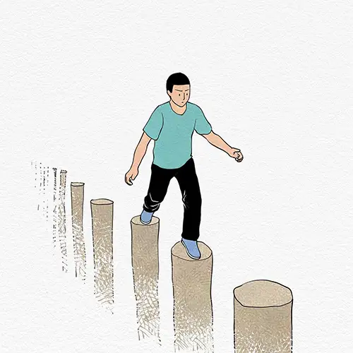 Ein Mann, der über Holzpfosten balanciert – Symbol für das Überwinden von Herausforderungen.