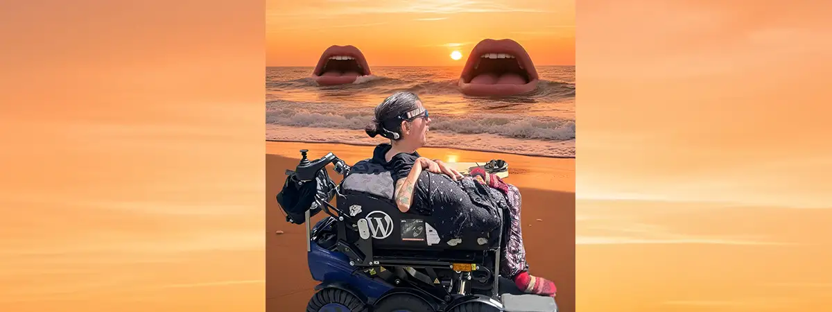 Christian sitzt in seinem eRollstuhl und steht seitlich vor einer Kunstinstalltion auf der offene Münder auf Wellen am Strand bei Sonnenuntergang zu sehen sind.