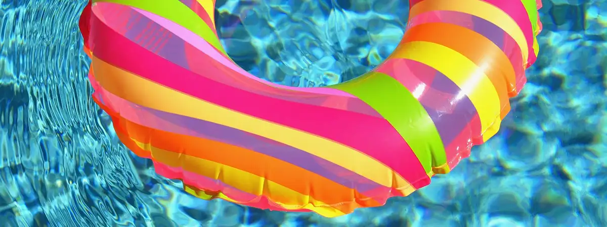 Ein bunter Schwimmring schwimmt in einem Schwimmbecken