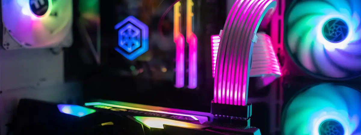 Die Hardware eines PC´s erleuchtet in bunten Farben. 