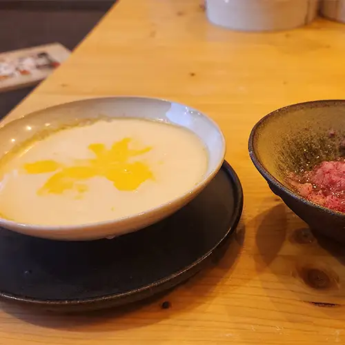 Chawanmushi, japanischer Eierstich, in Schalen auf einem Küchentisch.