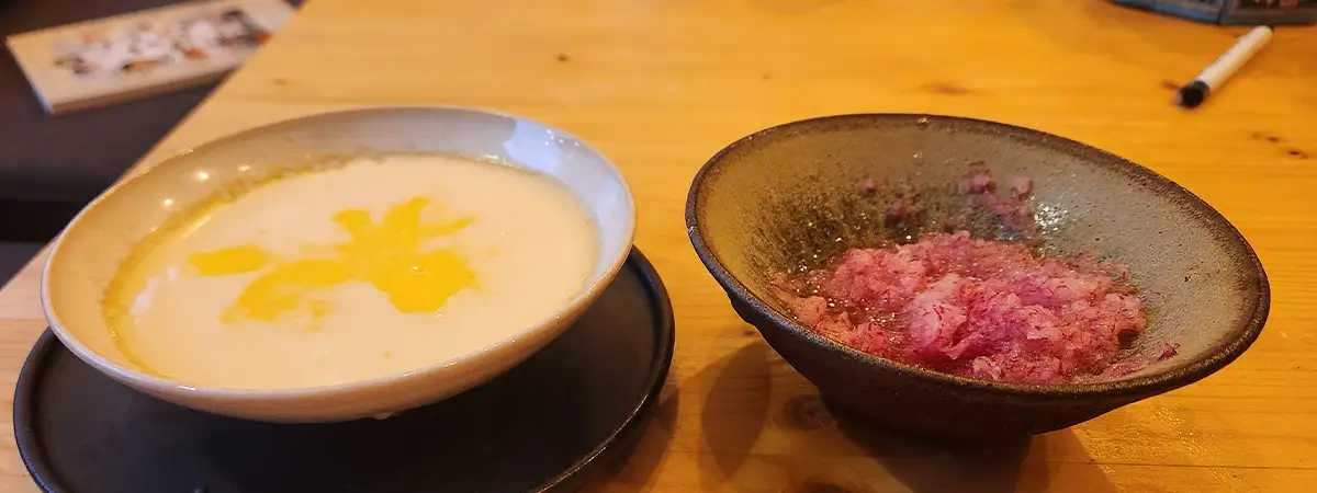 Chawanmushi, japanischer Eierstich, in Schalen auf einem Küchentisch.