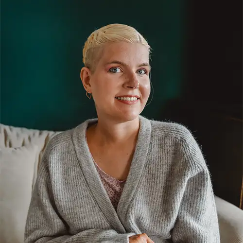Alina schaut lächelnd in die Kamera