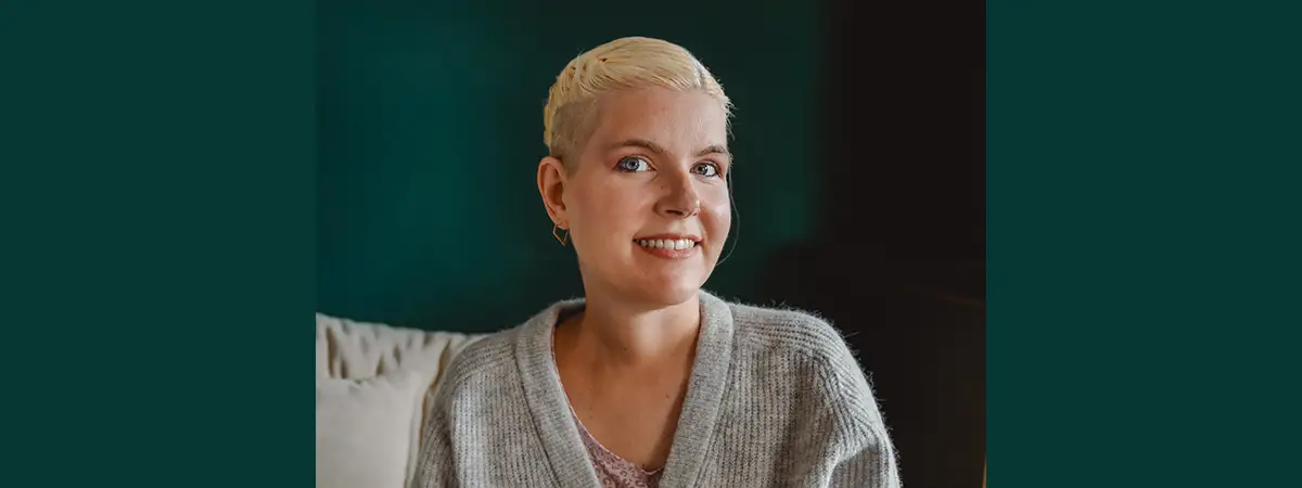 Alina schaut lächelnd in die Kamera