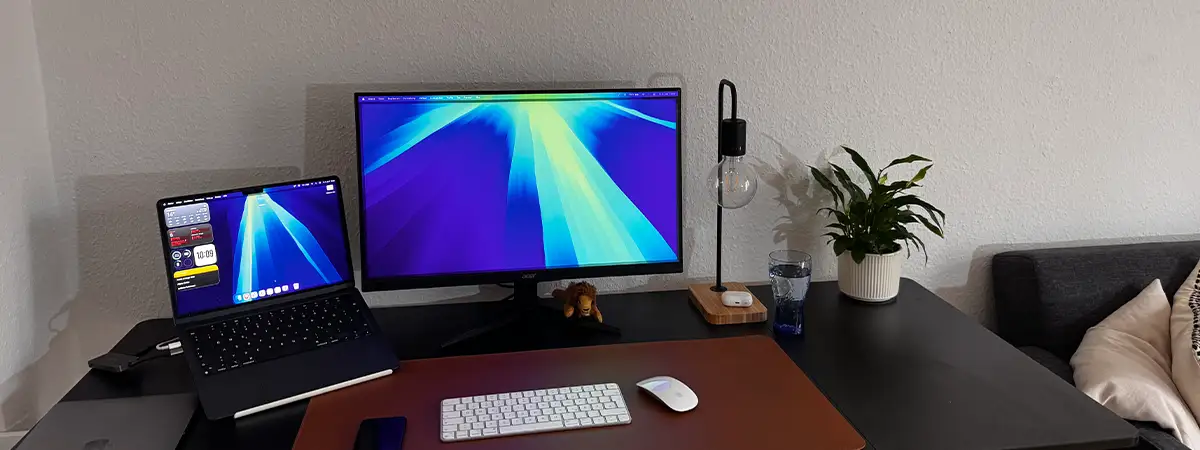 Remote-Work-Setup mit Laptop, Bildschirm und ergonomischem Arbeitsplatz im Homeoffice.
