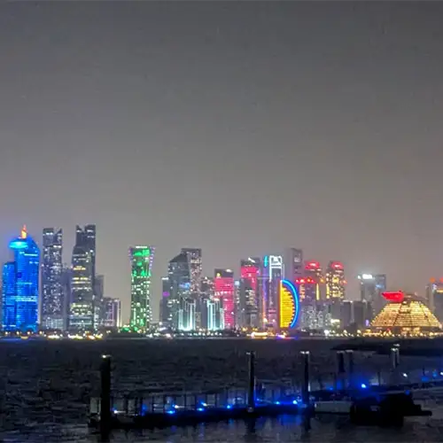 Katar-Reise mit Elektrorollstuhl: Blick auf die moderne Skyline von Doha