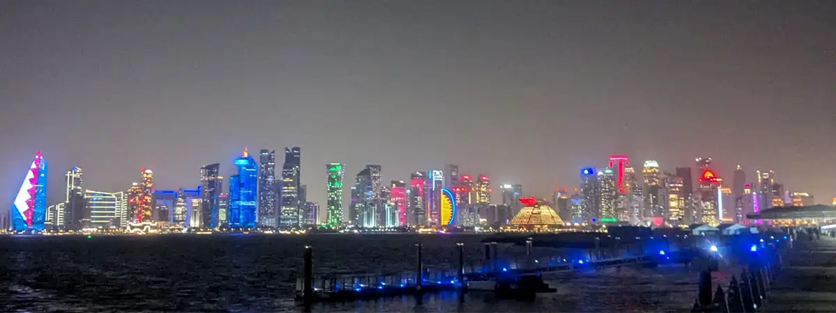 Katar-Reise mit Elektrorollstuhl: Blick auf die moderne Skyline von Doha