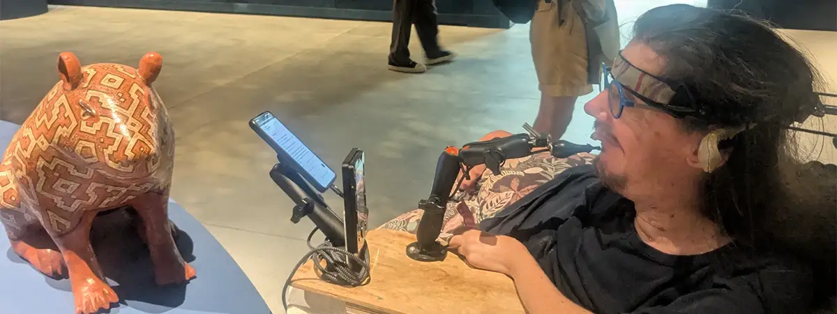 Christian im Elektrorollstuhl vor Kunst auf der Biennale in Venedig.