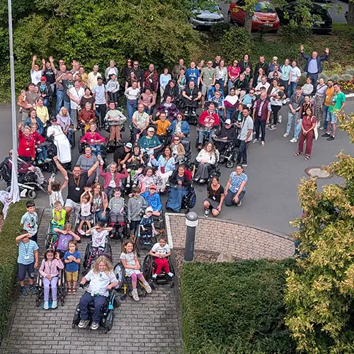 Ein Gruppenfoto der Teilnehmer*innen des SMA-Symposiums 2026, welches von oben aufgenommen wurde.