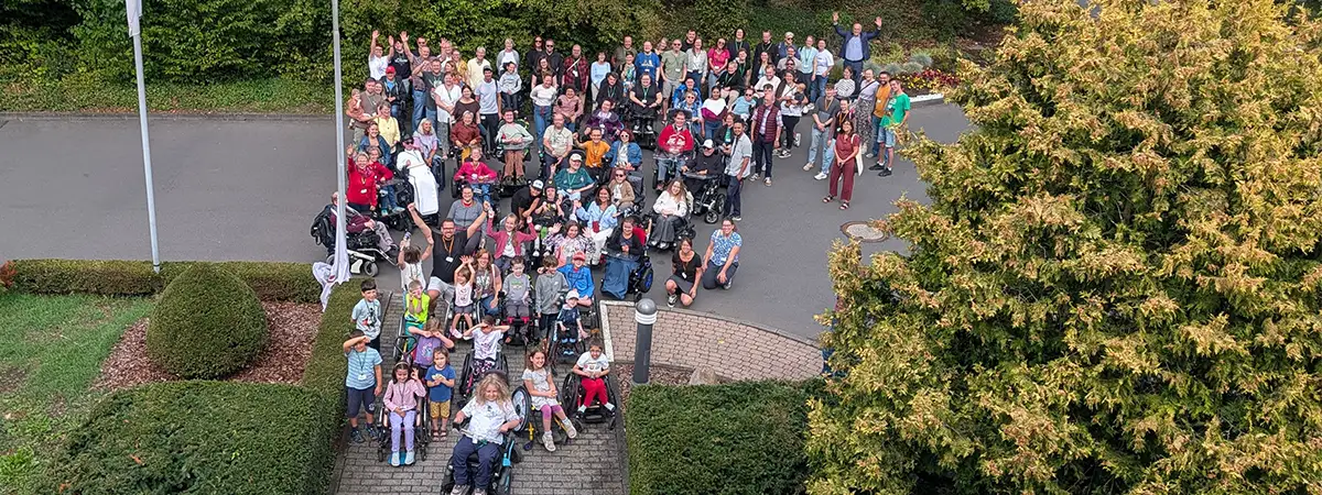 Ein Gruppenfoto der Teilnehmer*innen des SMA-Symposiums 2026, welches von oben aufgenommen wurde.
