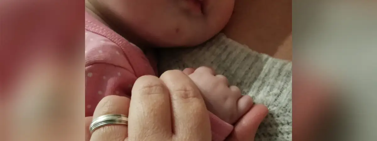 Sandra hält die Hand ihres Babys