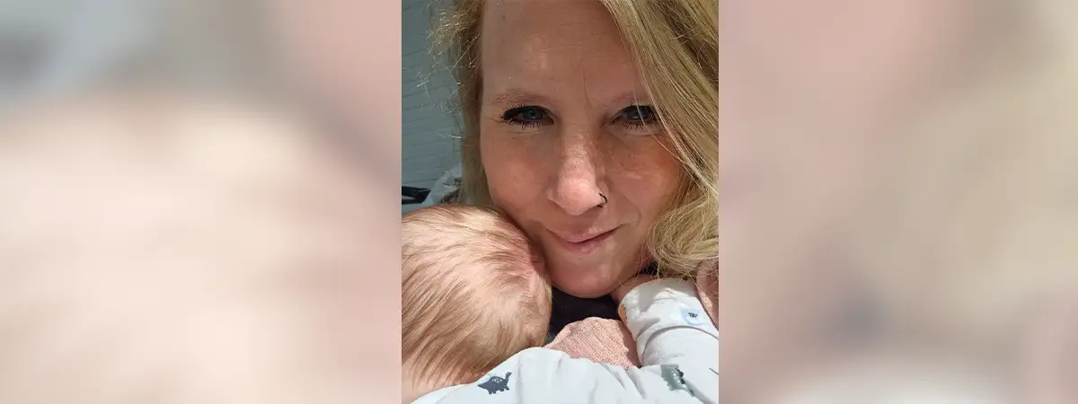 Sandra hält ihr Baby im Arm