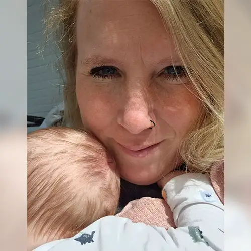 Sandra hält ihr Baby im Arm