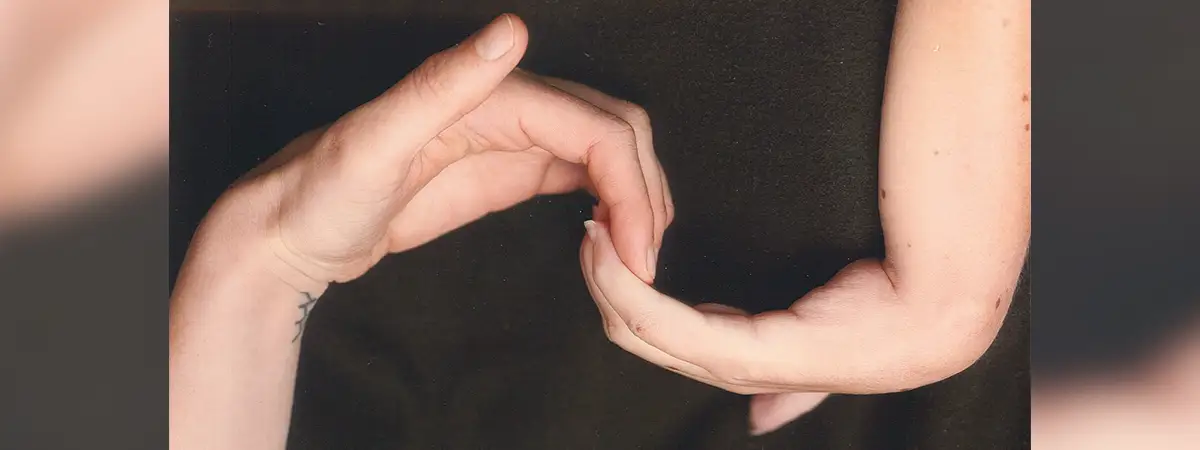 Zwei Hände, die sich an den Fingerspitzen berühren.