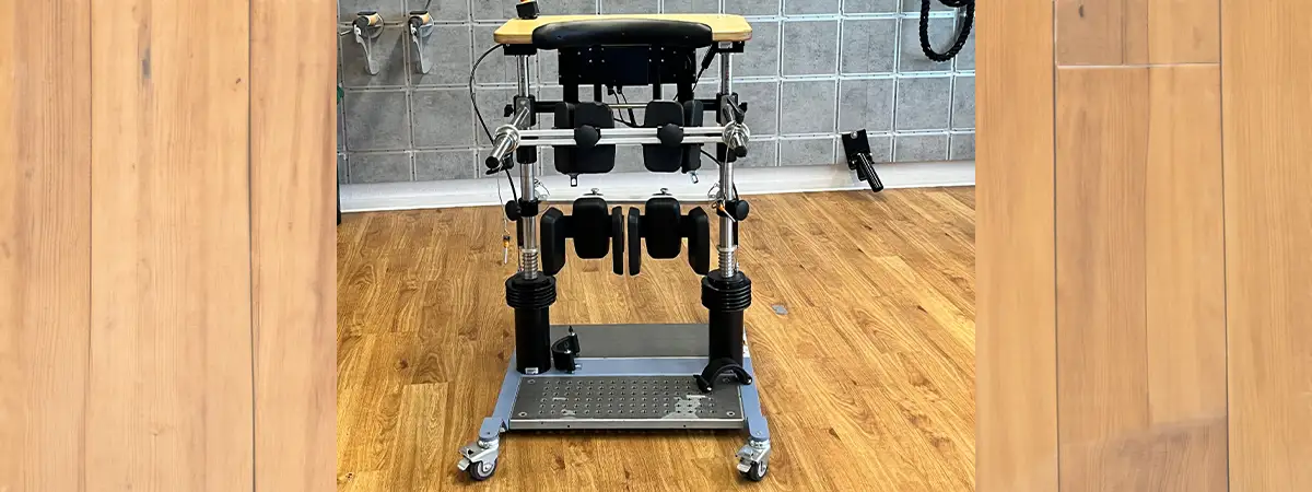 Physiotherapieraum mit Steh- und Balancetrainer; an der Wand sind ein Basketballkorb und verschiedene Therapie-Hilfsmittel befestigt